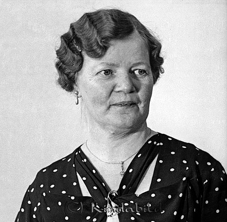 Dagmar Johansson Kisa
raja
Kvinna klädd i vitprickig klänning  

raja
Dagmar "Dagga" Johansson bodde i fastigheten Paris. Hon arbetade på Östgötabanken. 
 I hennes familj växte Lalla Sveryd (1907-1946) upp. Lalla var syster till Yngve "Skepparn" Johansson.
 Dagmar Johansson flyttade sedan till Ramstedts hus.
 Källa: Studiegruppen Hembygdsgården 
Nyckelord: Johansson Kisa