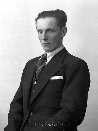 Valter Andersson Lottendal
raja
Man klädd i skjorta slips och kavaj

raja
Erik Valter Andersson född 1910 i Tidersrum.
 Han bodde i Lottendal 1938-1939. Flyttar till Värnsborg.
 Gift 1941 med Elsa Johansson från Slättfall Södra Vi.
 Flyttar till Barklyckan Åstorp. Arbetade som chaufför på Kisa taxi.
 Barn: Dagny, Roland, Marita och Majvor.
 Källa: Studiegruppen Hembygdsgården
Nyckelord: Andersson Lottendal