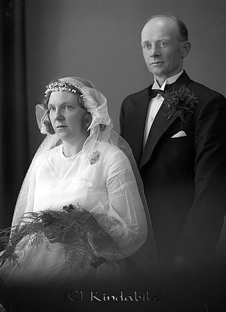 Edvin Olsson Måla Norra Vi
raja 
Brudpar                       

raja
Anders Oskar Edvin Olsson född 1889 i Tidersrum, gift 1937 med Astrid Maria Ingeborg Hård född 1909 från Smedstorp Tidersrum.
Edvin Olsson död 1970 i Norra Vi och Astrid Olsson död 1989 i Målen Norra Vi.
Källa: Vigselbok Tidersrum och Sv dödbok
Vid vigseln skrevs Edvin Olsson som arrendator i Målen Norra Vi. 
Källa: Gerd Pettersson

raja
Barnen hette Ove, Håkan och Kerstin. Kerstin omkom i bilolycka. 
Källa: Margareta Carlsson

Nyckelord: Olsson Norra Vi