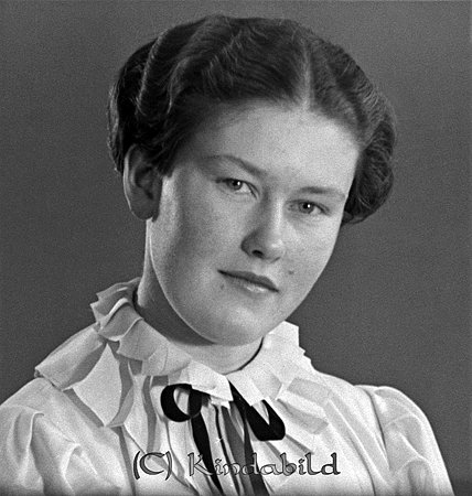 Signe Karlsson Kisa
raja
Kvinna klädd i ljus klänning  

raja
Signe Karlsson bodde i Sågstugan under Klevsfall. Hon var född 1916 i Västra Eneby, dotter till Emil och Gerd Karlsson.
 Hon gifte sig med Anders Bertil Sixten Wolff. Bosatt i Linköping, två döttrar Eva och Ulla.
 Källa: Studiegruppen Hembygdsgården och Folkräkning 1970 
Nyckelord: Karlsson Kisa