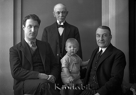 Skräddarn Eklund Kisa
raja
Fyra generationer skräddare

raja
Fyra generationer Eklund.
Gustaf Alfred Eklund född 1858 skräddare i Södra Rothult. Han var gift med Eva Lovisa Kindvall. De fick sonen Carl Rudolf född 1883. Alfred Eklund och hustrun dog 1941 i Rosenborg.
Carl Rudolf Eklund och hans hustru Lydia Vilhelmina hade bl a sonen Gösta. Han gifte sig med Ingegerd och fick två pojkar och två flickor.
Källa: Kyrkoarkiv Västra Eneby och Sv dödbok 
Källa: Gerd Pettersson

Nyckelord: Eklund Kisa