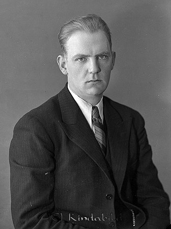 Aldor Eriksson Hökhult
raja
Man klädd i skjorta slips och kavaj

raja
Aldor Eriksson född 1905 i Odensvi Han var bror till bl a Helmer Eriksson.
Aldor gifte sig med Alli född 1905 i Kisa.
Aldor arbetade som vägmästare.
Barn Birgitta gift Price och Lars Erik född 1944 i Kisa.
Familjen bodde 1970 i Linköping. 
Källa: Gerd Pettersson

Nyckelord: Eriksson Hökhult