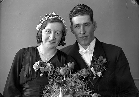 Karl Gustavsson Mjälet Horn
raja 
Brudpar                      

raja
Karl Sigvard Gustafsson född 1912 i Horn, son till Gustaf Albin Edvard Gustafsson född 1887 och Cecilia Persdotter född 1876 i Södra Vi.
 Karl Gustafsson gift 1937 med Ellen Margareta Rödin född 1914 i Hycklinge.
 Barn: Hans, Lars och Kenneth.
 Källa: Folkräkning 1860-1947 och 1950 och Studiegruppen hembygdsgården  
Nyckelord: Gustavsson Horn