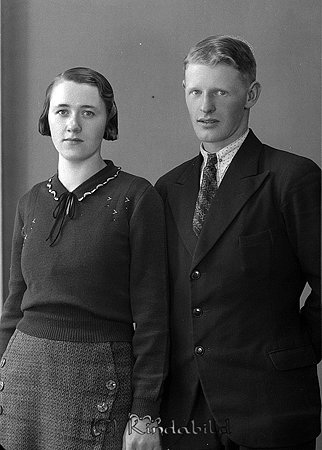 Rickard Gustavsson Bringstorp Svalsjö
raja
Man och kvinna han klädd i kostym hon i tröja och kjol

raja
Karl Axel Rickard Gustafsson född 1911 i Sommenäs Tidersrum. son till Axel Ernst och Elin Gustafsson, Bringstorp, Kisa.
Rickard gifte sig med Iris född 1917 i Horn.
1970 bodde de i Brokind.
Två barn Eivor och Börje.
Som kuriosa kan nämnas att Rickards far Ernst Axel hade en bror som blev ana till Ted Gärdestad.
KInda Posten gjorde ett reportage om detta på 1990-talet.
Källa: Kyrkoarkiv Kisa och Folkräkning 1970 
Källa: Gerd Pettersson


Nyckelord: Gustavsson Svalsjö
