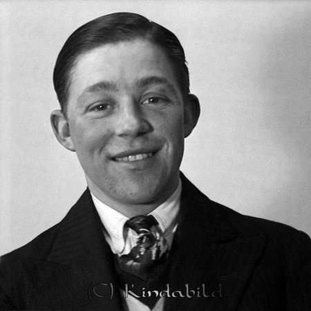 Bengt Ståhl Karlsborg Kisa
raja
Man klädd i skjorta slips och kavaj

raja
Bengt Ståhl var född 1914 i Kisa
Hans syskon hette John, Göte, Aina och Lilly.
1970 bodde han i Motala och var gift med Sonja född 1923 i Hallaryd Småland.
Källa: Folkräkning 1970 
Källa: Gerd Pettersson


Nyckelord: Ståhl Kisa