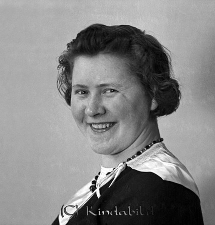Maj Andersson Oskarsborg Kisa
raja
Kvinna klädd i mörk klänning med ljus krage

raja
Maj Ingeborg Andersson född 1917 i Västra Eneby.
Kom som hushållerska 1936 till Oskar Verner Johansson i Oskarsborg född 1887 i Horn. Flyttade i dec 1937.
Källa: Kyrkoarkiv Kisa. 
Källa: Gerd Pettersson



Nyckelord: Andersson Kisa