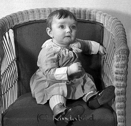 J Rulander Slätmon
raja
Flicka klädd i klänning som sitter i en korgstol

raja
Karl Einar Evald Rulander född 1938!! son till Johannes Rulander född 1905 från Tjustad mellangård och Agne Ingrid Maria Karlsson
1970 bodde Karl Einar Evald i Hallstavik som gift och med två barn
Källa: Kyrkoarkiv Kisa och Folräkning 1970 
Källa: Gerd Pettersson


Nyckelord: Rulander Slätmon