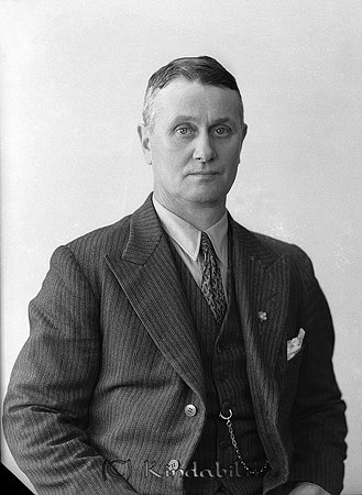 Ossian Pettersson Kvarntorp Söderö
raja
Man klädd i skjorta slips och kavaj

raja
Mjölnare Nils Alrik Ossian Pettersson född 1886 gift 1914 med Agnes Kristina Ingeborg Larsson född 1884 i Hycklinge.
Barn;
Anna Britta Ingeborg född 1915
Nils Gösta Lennart född 1927.
Källa: Kyrkoarkiv Kättilstad 
Källa: Gerd Pettersson
 

Nyckelord: Pettersson Söderö