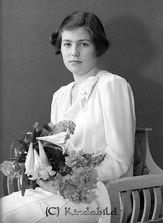 Kerstin Karlsson Centrum Kisa
raja
Konfirmationsfoto

raja
Kerstin Karlsson född 1923, dotter till Annie och Gillis Karlsson.
 Syskon: Malte och Britta.
 Kerstin gifte sig med Gustaf Adolf Rune Gustafsson född 1918 i �?stersund.
 1970 bodde de i Stockholm
 Källa: Studiegruppen hembygdsgården 
Nyckelord: Karlsson Kisa