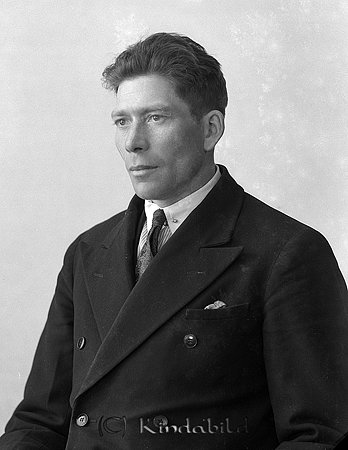 Ivar Eriksson Dala Vadstugan
raja
Man klädd i skjorta slips och rock

raja
Arrendator Ivar Gillis Allan Eriksson född 1899 i Horn gift med Tekla Cecilia född Frejd 1895 i Hycklinge.
Ivar Eriksson var son till Sven August Eriksson född 1862 i Södra Vi och Hulda Charlotta Karlsdotter född 1860 I Södra Vi
Föräldrarna till Ivar Eriksson var arrendatorer i Njölhult Södergård.
1950 var Ivar Eriksson arrendator i Gärstad Östergård Rystad.
Källa: Gerd Pettersson

Nyckelord: Eriksson Vadstugan