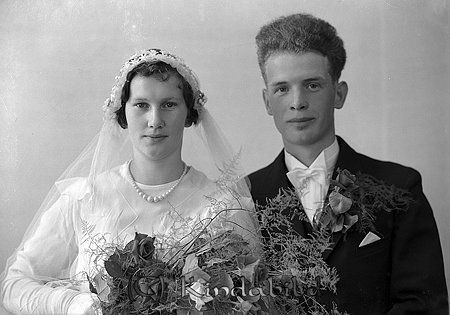 Karl Axelsson Froghult Kisa
raja 
Brudpar         

raja
Karl Fredrik Ragnar Axelsson född 1915 i Kisa och Anna Maria Tillmar född 1917 i Törnevalla.
 Karl Axelsson var dräng i Froghult. Han kom från Hagalund under Hökhult.
 Källa: Studiegruppen hembygdsgården               
Nyckelord: Axelsson Kisa