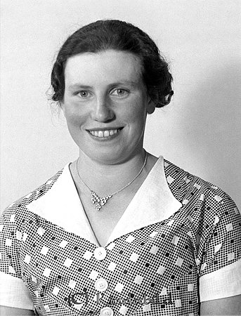 Alma Karlsson Sevedetorp Tidersrum
raja
Kvinna klädd i prickig klänning

raja
Alma Karlssons syskon var Bror, Nils, Anders och Astrid.
 Alma var gift med Hans Magnusson och de hade tre barn.
 Källa: Studiegruppen hembygdsgården 
Nyckelord: Karlsson Tidersrum