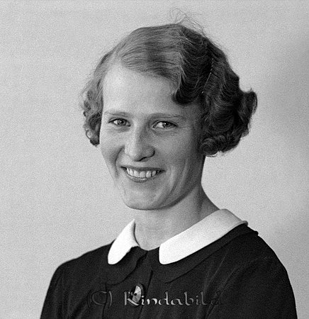 Fröken Andersson Öknehult Kisa
raja
Kvinna klädd i mörk klänning med ljus krage

raja
Karin Andersson född 1915 i Kisa, dotter till Karl Viktor Andersson född 1869 och hans hustru Anna Matilda född Olsson 1975.
 Karin gifte sig med John Andersson född 1909 i Tidersrum.
 De bodde i Öknehult och hade barnen
 Barbro född 1935
 Karl-Åke född 1938
 Per-Olov född 1943
 Syskon till Karin:
 Anders Rikard född 1896
 Karl Gillis född 1898
 Olga Gunhild född 1900
 Olov Einar född 1902
 Rut Anna Alice född 1905
 Nils Ragnar Ivar född 1907
 Margit Elisabet född 1910
 Kurt Birger Yngve född 1912
 Birgit Maria född 1919
 Källa: Studiegruppen hembygdsgården 
Nyckelord: Andersson Kisa