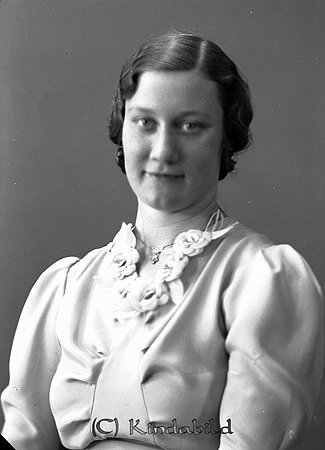 Ingrid Andersson Loberg Tidersrum
raja
Kvinna klädd i ljus klänning och med ett smycke runt halsen

raja
Ingrid Andersson kom från Loberg i Tidersrum. Hon hade en bror Rickard.
 Hon gifte sig med Rickard Andersson, Torsåkra Horn.
 De fick en dotter Kerstin gift Jakobsson.
 Källa: Studiegruppen hembygdsgården 
Nyckelord: Andersson Tidersrum