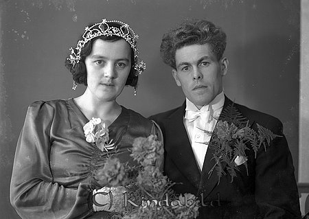Ivar Karlsson Lövsta Blackstad
raja 
Brudpar                       

raja
Alfred Ivar Karlsson född 1911 och Anna Karolina Karlsson född 1908.
 Barn Birgitta född i Ottinge Lofta och Weine född i Blackstad.
 Ivar Karlsson dog i Flytthem Horn 1985 och Anna 1991 i Horn.
 Källa: Studiegruppen hembygdsgården och Kyrkbok Lofta. 
Nyckelord: Karlsson Blackstad