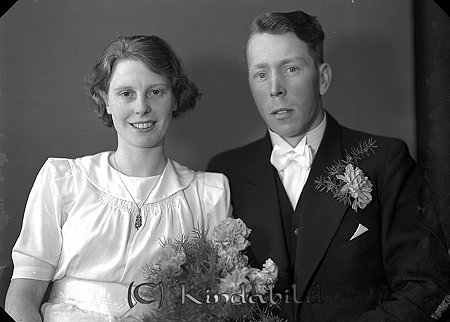 Ivar Karlsson Harg Kisa
raja 
Brudpar       

raja
Jordbruksarbetare Ivar Karlsson från Stensnäs Harg och Astrid Linnea Kristina Svanström från Osby Skåne. Han var född 1911 och hon 1914. Enligt 1970 års Folkräkning bor de i Osby.
Källa: Kyrkoarkiv Kisa och Folkräkning 1970. 
Källa: Gerd Pettersson 
                
Nyckelord: Karlsson Kisa