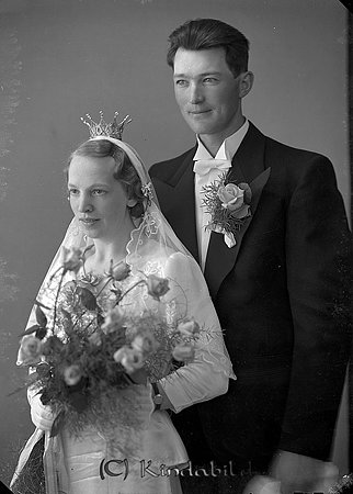 Evert Gustafsson Strandsborg Kisa
raja 
Brudpar                       

raja
Sågverksarbetaren John Evert Helmer Gustafsson född 1903 i �?sbo och hemmadottern Märta Sigrid Sofia Johansson född 1912 i Mellby, Jönköpings län. Barn: Bernt och Bo. Evert arbetade även som eldare på Kisa tegelbruk. Familjen bodde på Gammelgårdsgatan 16 i Kisa. Evert skadade sig i arbete vid en kolmila.
 Källa: Studiegruppen hembygdsgården
Nyckelord: Gustafsson Kisa