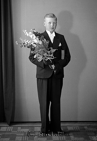 Sigvard Lindqvist Kisa
raja
Konfirmationsfoto

raja
Sigvard Lindqvist född 1923 i Södra Vi. son till skogvaktare Karl Gustaf Lindqvist född 1892 i Bladåker, Uppland och Helga Maria född Strehlin på Omberg, Svanshals.
Källa: Gerd Pettersson

raja
Sigvard Lindqvist gift med Maj-Britt Pettersson född 1931 i Horn.
 Barn: Anna och Anita, Familjen bodde i Regna i norra Östergötland.
 Källa: Studiegruppen hembygdsgården 
