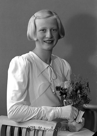Hjördis Isaksson Kisa
raja
Konfirmationsfoto

raja
Hjördis Isaksson född 1922 i Kisa, dotter till Linus Isaksson och hans hustru Anna Elisabet Karlsson.
Linus Isaksson arbetade smidesarbetare och familjen bodde i Ådala Kisa.
1950 arbetade Hjördis som beklädnadsarbetare på Eklunds kappfabrik i Kisa. Familjen bodde i Solliden Nygärdet 1;8 Kisa.
Hon dog 1951 i Kisa.
Källa: Folkräkning 1950 och Sv dödbok 
Källa: Gerd Pettersson

Nyckelord: Isaksson Kisa
