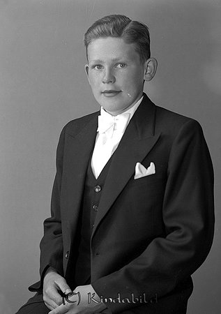 Uno Jern Kisa
raja
Konfirmationsfoto

raja
Erik Uno Jern född 1923 i Kisa, son till Göran Oliver Jern kamrer vid Östgöta Enskilda Bank i Kisa och hans hustru Sigrid Sofia Nilsson.
Uno Jern gift 1945 med Elsa Hanzon född 1924
De hade en dotter Margareta Cecilia född 1946 i Stora Malm Södermanlands län.
1950 bodde de i Sjösala Kisa.
Barn: Claes Sverker född 1954 i Kisa
Elisabet Margareta född 1957 i Kisa.
Uno Jern och Ringholm lät bygga upp det stora parhuset in till Sjösala. 1970 bodde de i Ljungskile.
Källa: Studiegruppen hembygdsgården och Folkräkning 1950 och 1970

Nyckelord: Jern Kisa