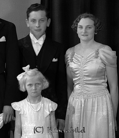 Köpman A Karlsson Tidersrum
raja 
Bröllopsvittnen och brudtärna                       

raja
Brudens bror Ingemar Thuresson och Agnes Karlsson, samt brudnäbben Lilian Nilsson.
 Källa: Studiegruppen hembygdsgården 
Nyckelord: Karlsson Tidersrum