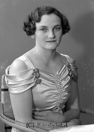 Agnes Karlsson Tidersrum
raja
Kvinna klädd i ljus klänning  

raja
Agnes Carlsson född 1917 i Tidersrum.
 Hon var gift med Sven Oskar Bäck född 1916 i Norra Vi.
 Barn: Boel Maria född 1949 i Tjällmo
 Sven Christer född 1950 i Tjällmo.
 Familjen bodde i Kvarnkärr, Kvarnen Tjällmo 1950, där han var mjölnare.
 Källa: Studiegruppen hembygdsgården och Folkräkning 1950 
Nyckelord: Karlsson Tidersrum