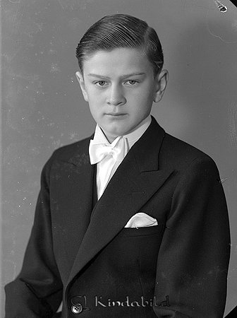 Bertil Fransson Hovby Västra Eneby
raja
Konfirmationsfoto

raja
Bertil Fransson, son till Paul Fransson. De var arrendatorer i Hovby och tidigare i Kisa Värgård. Paul Fransson var chef för Jordbrukskassan i Kisa.
 Bertil Fransson arbetade som redaktör på Kinda Posten. Flyttade sedan till Åtvidaberg.
 Källa: Studiegruppen hembygdsgården 
Nyckelord: Fransson Västra Eneby
