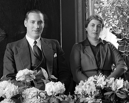 Fabrikör Svensson Mekanisk verkstad Kisa
raja
Födelsedagsfirande

raja
Sonen Harry Svensson med modern Ester Svenson.
Harry gifte sig med Göta Svenson från Bjärkeryd. 
Källa: Gerd Pettersson

Nyckelord: Svensson Kisa