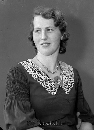 Dorotea Karlsson Ekhult Hycklinge
raja
Kvinna klädd i mörk klänning med ljus krage  

raja
Mary Doretea Karlsson född 1919 i Kisa, dotter till Karl Malkus Karlsson och Gerda Augusta Jonsson.
Systrar var Margit och Irene.
Hon gifte sig med Gustaf Lambert Nyström född 1911 i Västrum
1970 bodde de i Ekhult och hade en son Karl Egon Lambert född 1948 i Hycklinge.
Källa: Kyrkoarkiv Hycklinge och Folkräkning 1970. 
Källa: Gerd Pettersson


Nyckelord: Karlsson Hycklinge
