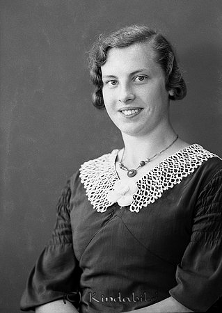 Iréne Karlsson Ekhult Hycklinge
raja
Kvinna klädd i mörk klänning med ljus krage  

raja
Alice Irene Karlsson född 1920 i Hycklinge, dotter till Karl Malkus Karlsson och Gerd Augusta Jonsson.
Systrar Margit född 1916 och Mary född 1919.
Hon var gift Jonsson. 1970 bodde hon i Rimforsa med en dotter Iva Barbro Karolina född 1954 i Oppeby.
Källa: Hycklinge kyrkoarkiv och Folkräkning 1970 
Källa: Gerd Pettersson
  

Nyckelord: Karlsson Hycklinge