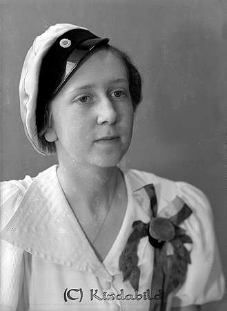 Fröken Smersfeldt Kisa
raja
Skolavslutning

raja
Maj Eleonora Smersfeldt född 1920 i Säffle.
 Hon var dotter till Konsumföreståndaren i Kisa.
 Hon gifte sig med Ingemar Lundberg född 1918 i Ekeby församling.
 1970 bodde de i Järnvägsstationen Enköping.
 Oskar Vilhelm Svensson född 1887 i Uttervad Skaraborgs län med hustru Ester Vilhelmina född 1891 i Skeby Skaraborgs län.
 Barn; Harry Vilhelm född 1910 i Skaraborgs län
 Birgitta Vilhelmina född 1918 i Kisa.
 Källa: Studiegruppen hembygdsgården 
Nyckelord: Smersfeldt Kisa