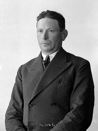 Anton Olsson Krutebo Verveln
raja
Man klädd i skjorta slips och kavaj

raja
Anton Olsson var född 1896 i Tidersrum, son till Jakob Magnus Olsson i Krutebo.
Han var ogift och dog 1986 i Kullen Krutebo Verveln.
Källa: Sv dödbok 
Källa: Gerd Pettersson

Nyckelord: Olsson Verveln