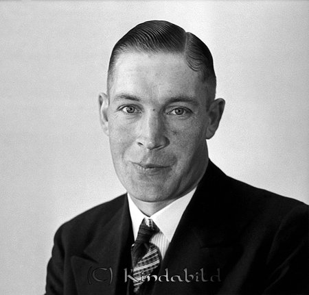 Bengt Andersson Njölhult Kisa
raja
Man klädd i skjorta slips och kavaj

raja
Bengt Andersson född 1905 i Horn, Arrendator i Njölhults norrgård. Gift med Astrid född Olsson från Lunda Södermanland.
Paret flyttade till Lunda 1939.
Källa: Kyrkoarkiv Horn 
Källa: Gerd Pettersson

Nyckelord: Andersson Kisa