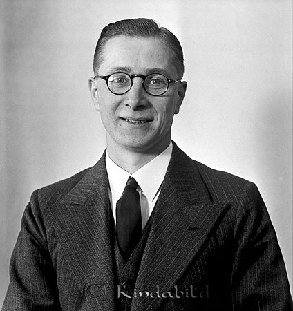 Ivan Andersson Horn
raja
Man klädd i skjorta slips och kavaj

raja
Ivar Andersson född 1907 i Ringarum. Han var gift med Lisa född Bergman 1903 i Tryserum.
 De hade en son Sven-Inge Ivarsson född 1936 i Horn. Ivar Andersson var urmakare i Horn. Familjen bodde i Solhem.
 Han kom till Horn 1932 från Björsäter.
 1960 bodde de i Fridhem Horn.
 Ivar Anderssons far var bror till Gun-Britt Monells farfar.
 Han var också kusin med Nisse Liedholm. Gun-Britt berättade att Nisse Liedholm besökte Horn flera gånger.
 Källa: Studiegruppen hembygdsgården och Folkräkning 1860-1947 och 1960 
Nyckelord: Andersson Horn