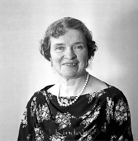 Fru Stahre Kisa
raja
Kvinna klädd i klänning och med pärlhalsband runt halsen

raja
Kerstin Maria Stahre, hustru till fotografen Adolf Wilhelm Stahre.
Hon var född 1878 i Söderköping. �?nka 1957 och död 1964 i Stahrebo Kisa.
Källa: Sv dödbok 
Källa: Gerd Pettersson


Nyckelord: Stahre Kisa