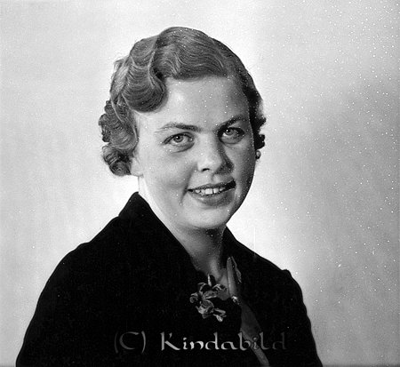 Svea Karlsson Villan Kisa
raja
Kvinna klädd i ljus blus under en kavaj

raja
Svea Karlsson född 1917 i Tjärstad. Hon var gift med Martin Karlsson född 1904 i Gammalkil.
 De flyttade till Målilla där han arbetade på vägverket.
 Senare byggde de hus i Kisa på Långgatan 10.
 De hade två¨ pojkar.
 Källa: Studiegruppen hembygdsgården och Folkräkning 1970 

Nyckelord: Karlsson Kisa