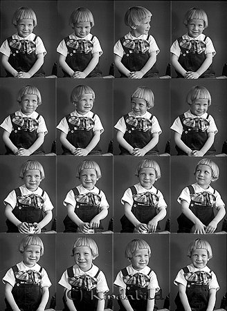 Karl Johansson Norrhult Verveln
raja
Pojke klädd i kortärmad skjorta och hängslebyxor

raja
John Gustaf Torsten Johansson född 1933 i Tidersrum, son till Karl Emil Johansson och hans hustru Frida Matilda född Larsson i Horn 1893.
Bror: Henry född 1924 i Västra Eneby.
Syster: Ulla Ingrid Marianne född 1927.
Källa: Folkräkning 1950 
Källa: Gerd Pettersson

Nyckelord: Johansson Verveln