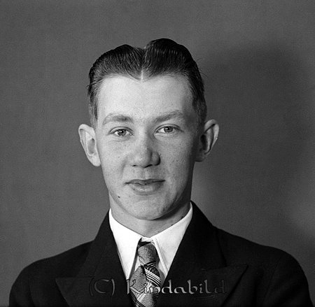 Ivar Karlsson Högtomta Kisa
raja
Man klädd i skjorta slips och kavaj

raja
John Erik Ivar Karlsson född 1916 i Kisa. Han var son till Anders Herman Karlsson och Anna Lovisa från Högtomta.
Syskon till Ivar var: Gustaf Holger Einar född 1907 och Anna Sofia Elisabet född 1917.
Familjen flyttade till Froghult och sedan till Knoppetorp.
Källa: kyrkoarkiv Kisa 
Källa: Gerd Pettersson


Nyckelord: Karlsson Kisa