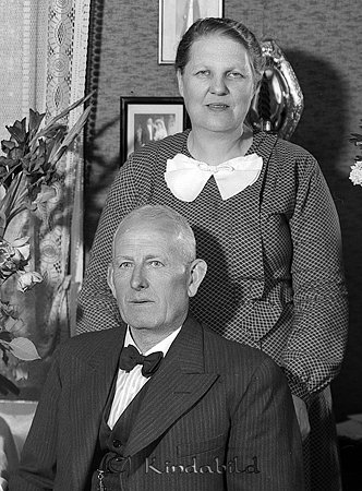 Axel Kinnander Lasarettet Kisa
raja
Födelsedagsfirande

raja
Axel Kinnander var född 1877 i Kisa. gift 1907 med Eva Amanda född Söder i Nor Värmlands län.
Axel Kinnander arbetade som vaktmästare och hustrun som portvakt vid Kisa Lasarett.
Axel Kinnander dog 1966 Linnegatan 33 Kisa och hustrun 1967 samma adress.
Källa: Sv dödbok 
Källa: Gerd Pettersson

Nyckelord: Kinnander Kisa