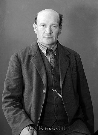 Dalgren Fyllingsbo
raja
Man klädd i skjorta slips och kavaj

raja
Karl Helmer Dahlgren född 1884 i Horn
från Ek'ngen Fyllingsbo 
Källa: Gerd Pettersson

Nyckelord: Dalgren Fyllingsbo