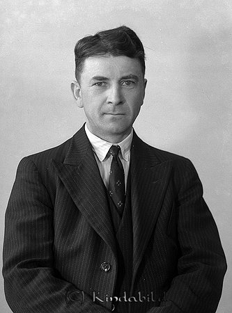 Einar Karlsson Kärr Ulrika
raja
Man klädd i skjorta slips och kavaj

raja
Einar Julius Karlsson född 1898 i Ulrika.
Han dog 1946 i Fängebo Ringarum.
Källa: Sv dödbok 
Källa: Gerd Pettersson


Nyckelord: Karlsson Ulrika
