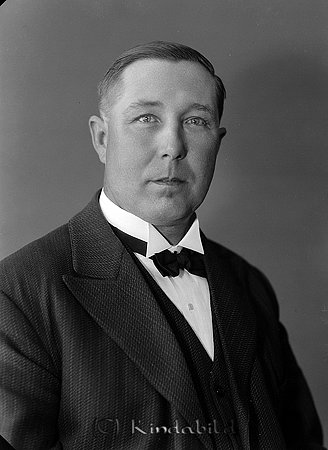 Elof Svensson Vimantorp Kisa
raja
Man klädd i skjorta slips och kavaj

raja
Elof Svensson född 1891 i Södra Vi.
Son till Karl Johan Gottfrid Svensson född 1850 och Karolina Albertina Svensson, född 1854 (hon dog 1931) Familjen kom 
från Södra vi
Källa: Kisa kyrkoarkiv 
Källa: Gerd Pettersson

Nyckelord: Svensson Kisa