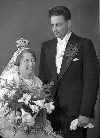 Einar Johansson Hitthem Kisa
raja 
Brudpar                         

raja
Einar Johansson och Sigrid Eriksson. Sigrid kom från Knoppetorp. Einar och Margit bodde i Hemsjö Kisa (utfarten mot Linköping)
Hon var bl a kokerska på Kisa Hotell och arbetade i många år som hembiträde hos John Andersson. Sigrid Var faster till Birgitta Andersson på Lillågatan. 
Dottern Eivor född 1940 är gift med Sven Rune Lennart Tidlund från Kisa. Familjen bodde 1990 i Habo.
Källa: Studiegruppen hembygdsgården och Folkräkning 1990. 
Nyckelord: Johansson Kisa
