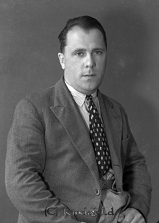 Folkskollärare Axel Sandberg Kisa
raja
Man klädd i skjorta slips och kavaj

Nyckelord: Sandberg Kisa