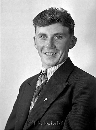 Olof Johansson Norra Rothult Kisa
raja
Man klädd i skjorta slips och kavaj

raja
Olle Johansson kom från Gölstugan. Han arbetade på Kisa Mejeri tills nedläggningen och sedan blev han vaktmästare på Kisahus.
Olle gifte sig med Margit. De fick barnen Veine, Inger och Krister.
Källa: Studiegruppen hembygdsgården 
Nyckelord: Johansson Kisa