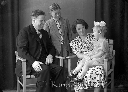 Karl Larsson Järnvägen Kisa
raja
Mor och far med sina barn

raja
Karl Gustav Larsson född 1899 i Västra Eneby ned hustru Gudrun Evelina Maria von Wachenfeldt född 1907 i Kisa, dotter till apotekare von Wachenfeldt i Kisa.
Sonen Karl Inge född 1926 i Linköping.
1950 står Karl Larsson skriven som kontorist och sonen Karl-Inge som virkesmätare.
Familjen bodde i Skeppeberg. 
Källa: Folkräkning 1950
Källa: Gerd Pettersson

Nyckelord: Larsson Kisa
