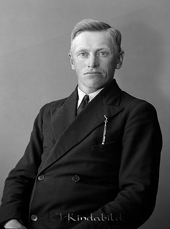 Karl Andersson Sörtorp Kölefors
raja
Man klädd i skjorta slips och kavaj

raja
Karl Edvard var född 1899 i Västra Eneby. lantbrukare i Sörtorp. Han var gift 1929 med Anna Cecilia född 1902 i Kisa.
De hade tre barn Sven, Gunnar och Inger.
Anna var född Rydström och kom från Kvarnstugan under Krogsfall.
Karl Andersson avled 1969 i Sörtorp.
Källa: Studiegruppen hembygdsgården 

raja
Fel uppgifter, Gerd. Anna var min faster och kom från Lövudden under Gäddefall. 
Källa: Margareta Carlsson

raja
Tyvärr har jag fått fel uppgifter! Bra att du rättar!
Anna Cecilia var född 1902-11-21 i Lövudden och dotter till Karl Gustaf Gustafsson och Kristina Albertina Johansdotter.
Källa: Födelsebok Kisa 
Källa: Gerd Pettersson

Nyckelord: Andersson Kölefors