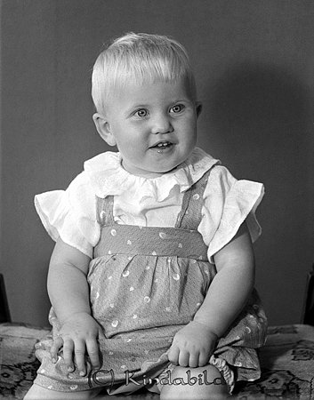 Eivor Persson Tidersrum
raja
Flicka klädd i klänning  

raja
Eivor Persson född 1936 i Säby. dotter till sjökapten John Persson och kantor/läraren Evelyn född Möller. Bosatta i Tidersrum.
Systrar: Iris och Anita.
Källa: Folkräkning 1950 
Källa: Gerd Pettersson

Nyckelord: Persson Tidersrum