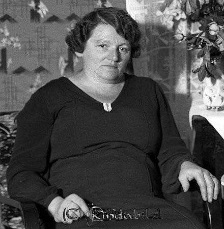 David Johansson Backasand Kisa
raja
Kvinna klädd i mörk klänning  

raja
Helga Johansson var född 1891 i Norrtälje. Hon dog I Backasand 1973.
Källa: Sv dödbok 
Källa: Gerd Pettersson 

Nyckelord: Johansson Kisa