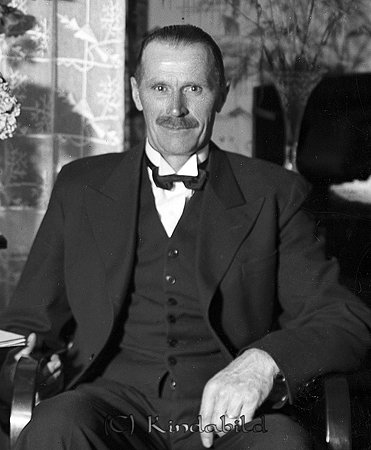 David Johansson Backasand Kisa
raja
Man klädd i skjorta fluga och kavaj

raja
David Johansson var född 1887 i Västra Eneby.
Gift 1914 med Helga. David dog i Backasand 1968.
Källa: Sv dödbok 
Källa: Gerd Pettersson 

Nyckelord: Johansson Kisa